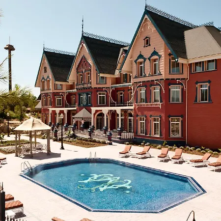 Hotel Portaventura Lucy's Mansion: Unlimited Park Access & Express Passes